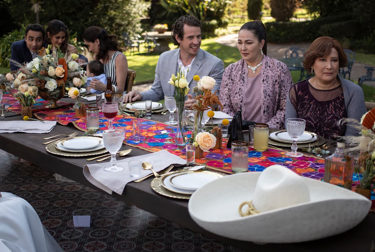 Los invitados a la fiesta también hicieron sus propios anuncios, pero estaban felices por la pareja.