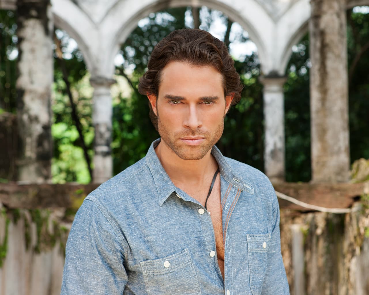 Sebastián Rulli es el implacable 'Alejandro', un hombre inteligente y de buenos sentimientos, aunque de carácter fuerte y justo en las decisiones que toma. No permite abusos y reprueba las injusticias.