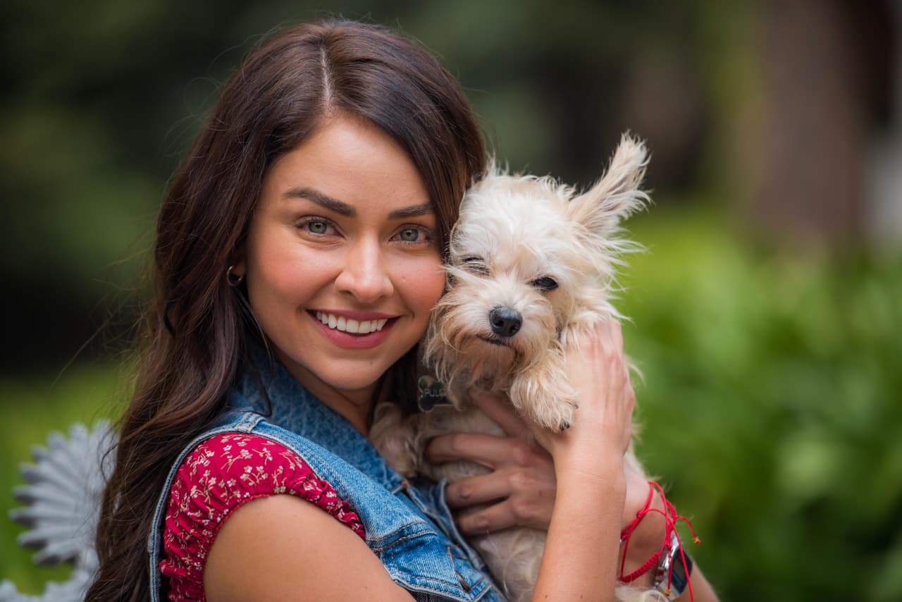 Claudia Martín alaba talento de ‘Pulgoso’ en Los ricos también lloran