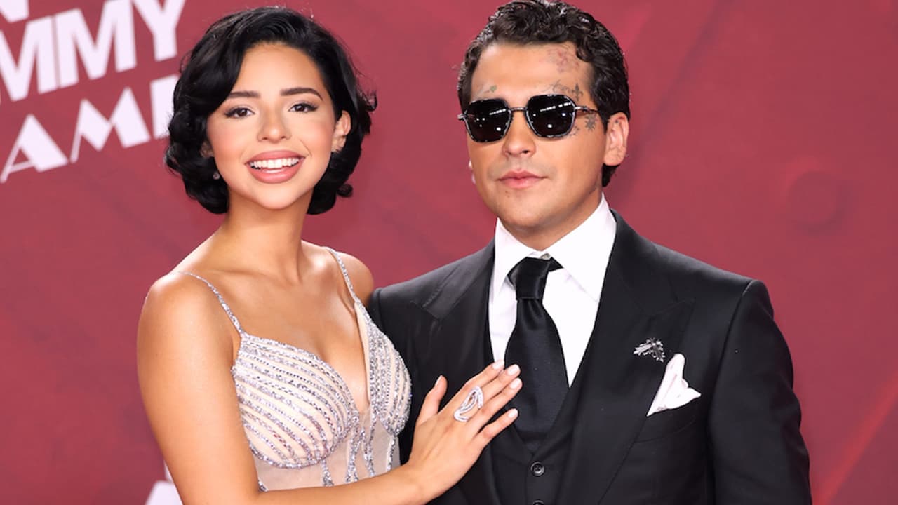 Christian Nodal imita a Ángela Aguilar y saca los prohibidos en vivo
