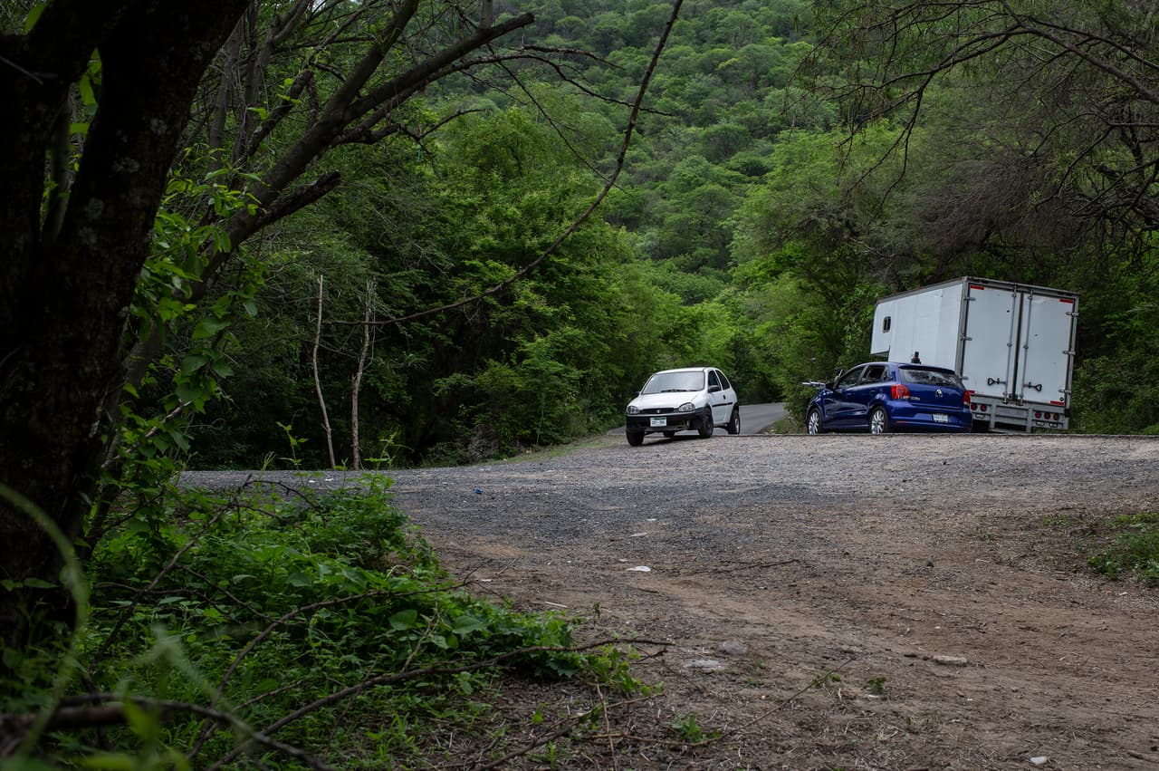 'Néstor' iba manejando tranquilamente en la carretera cuando un vehículo azul intentó rebasar a un camión, lo que desató el accidente.