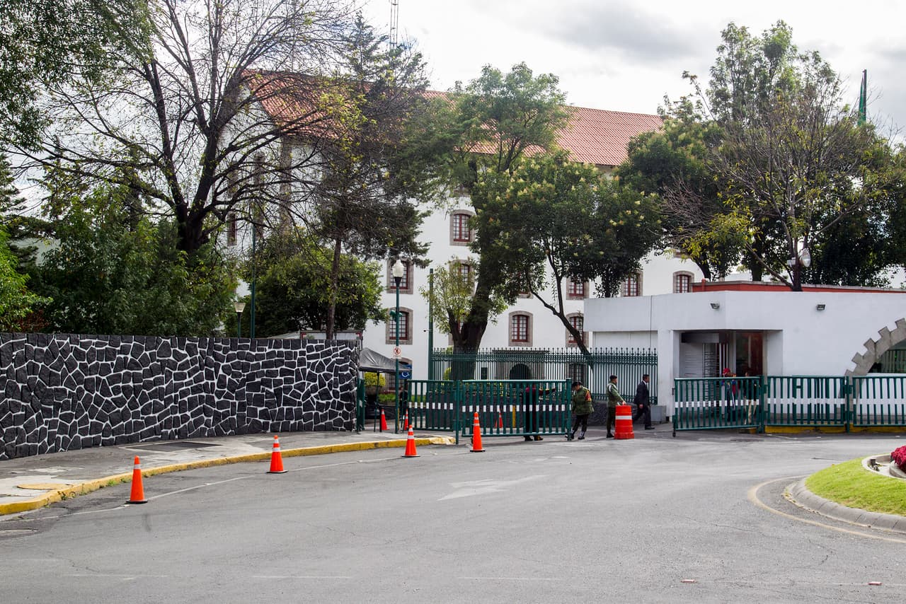 Para llegar a Los Pinos en transporte público puedes hacerlo por: el metro Constituyentes, metro Chapultepec y metrobús Reforma.