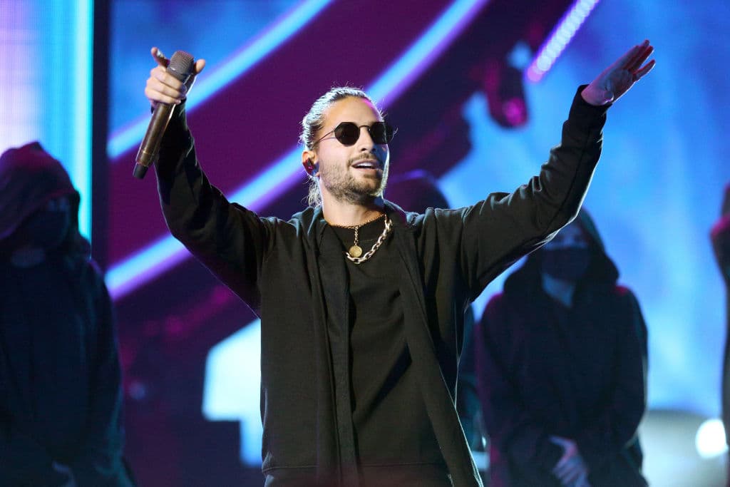 En 2018, El colombiano lanzó su disco ‘F.A.M.E’, del que se desprendieron “Marinero” y “Mala Mía”, tema que musicalizó la serie de televisión ‘Sin Miedo a la Verdad’.