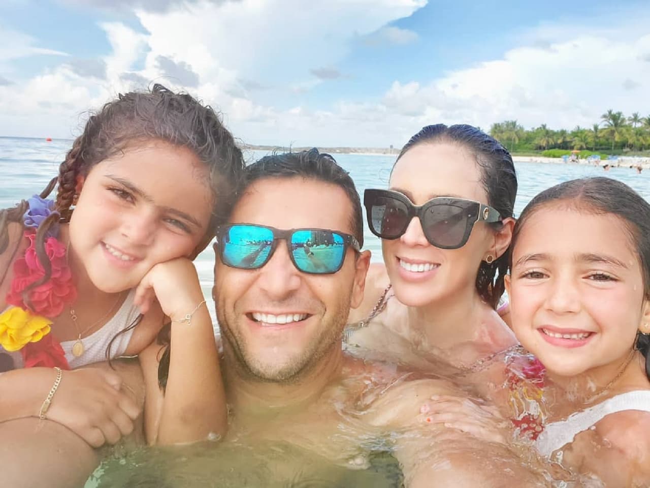 Jacky y Martín Fuentes, quienes cumplen 8 años de matrimonio en octubre, han formado una gran familia junto a sus 5 hijas.