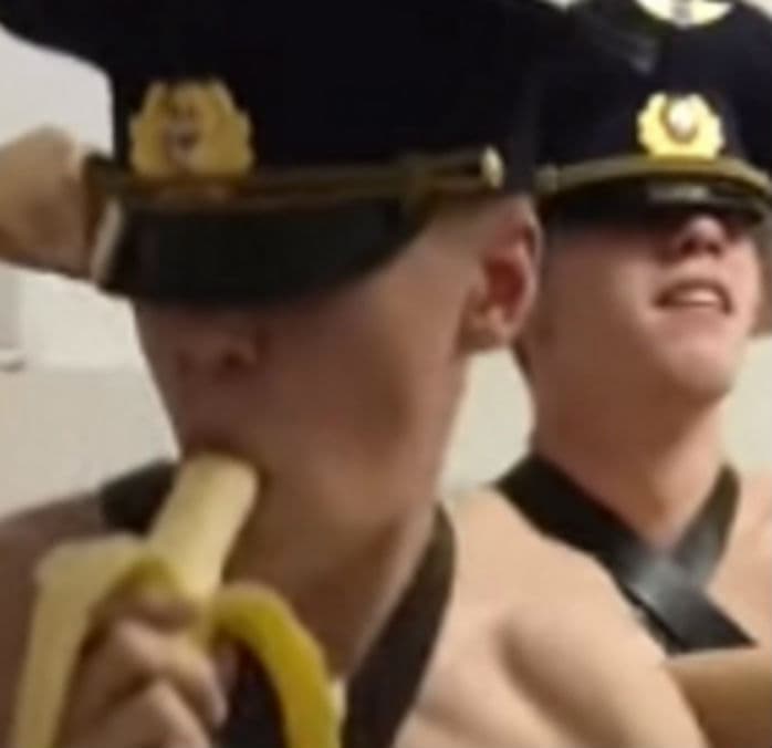 Cadetes rusos bailan eróticamente... ¡entre ellos!
