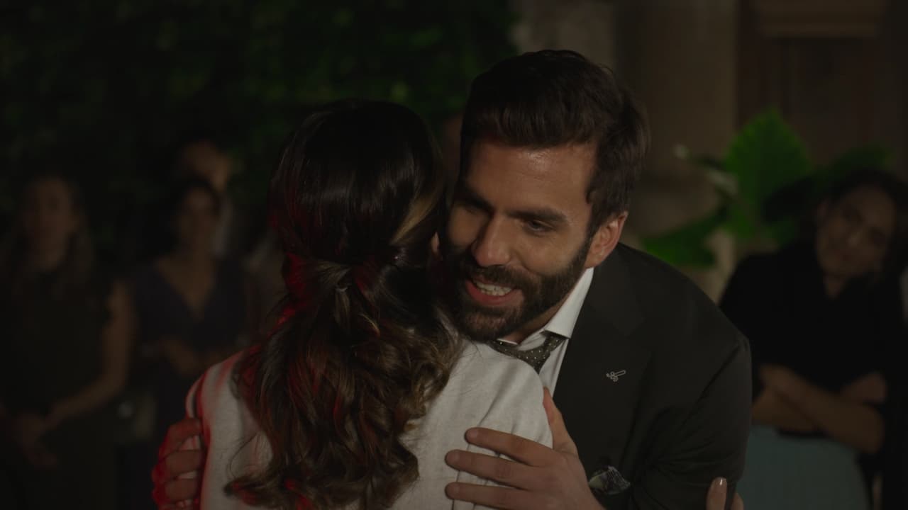 En la noche, Horacio, con el corazón roto, felicita a la novia y le desea la mayor felicidad aunque él no lo sea.