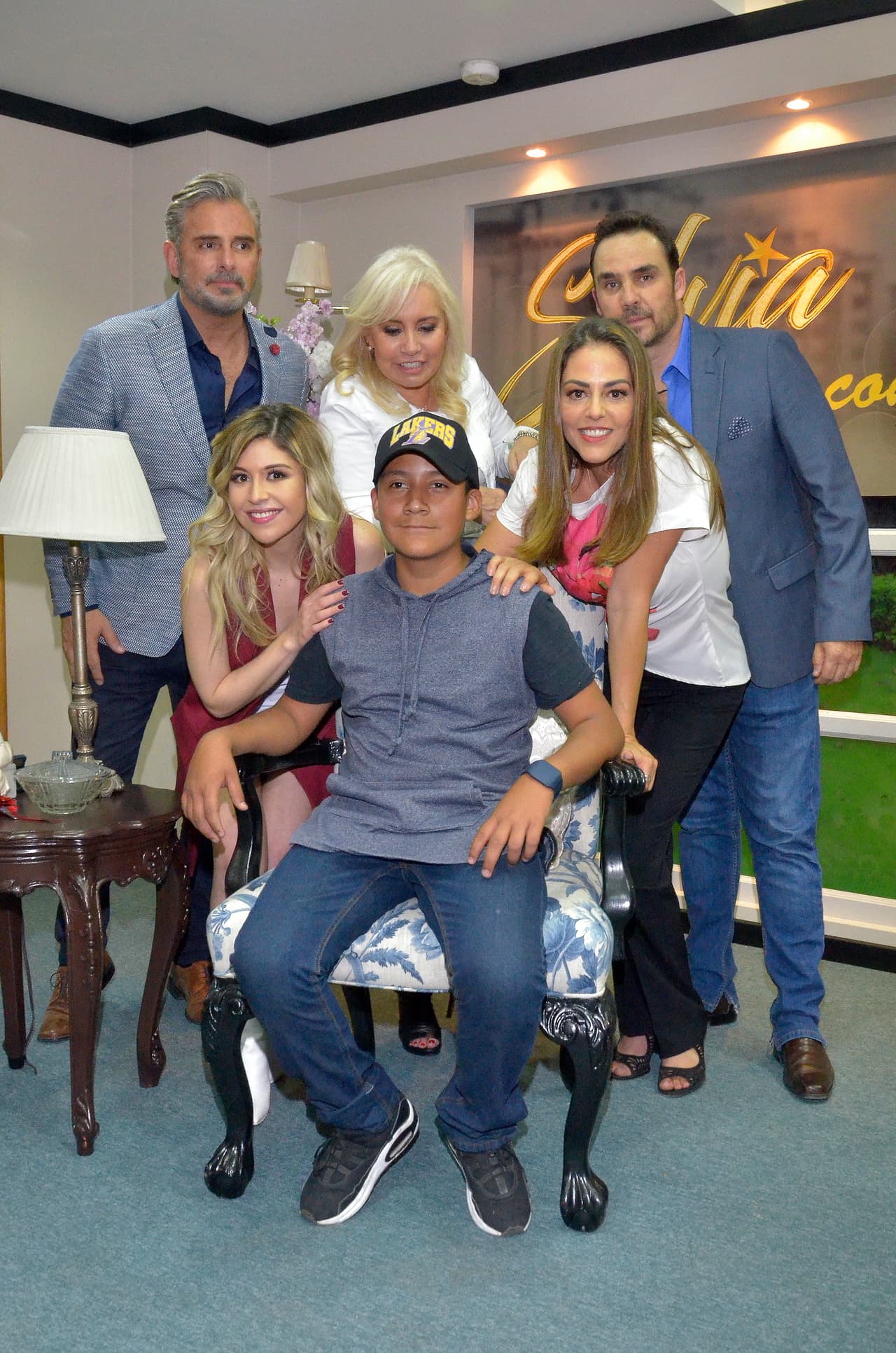 Carla Estrada, Nicole Vale, Adriana Nieto, Alberto Casanova y Harry Geithner inauguraron el set y convivieron con los asistentes a la presentación de Silvia Pinal frente a ti.