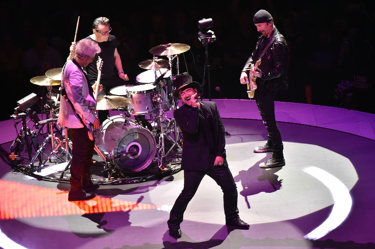 Bono, vocalista de U2, se lleva tremendo golpazo tras caída en concierto