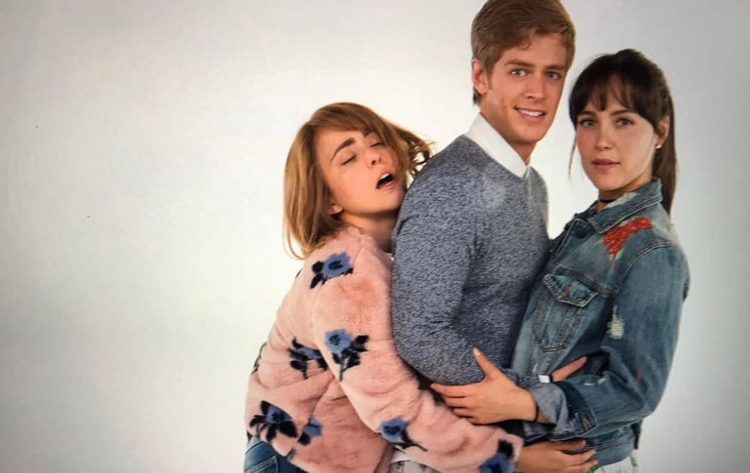 Tiene un gran sentido del humor y mantiene una increíble relación con el elenco de 'Tenías Que Ser Tú'
