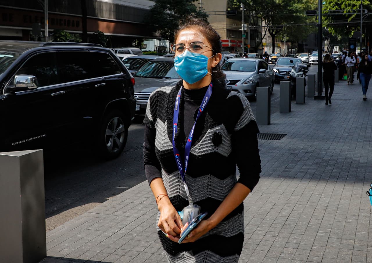 Mujer con tapabocas por prevención al coronavirus