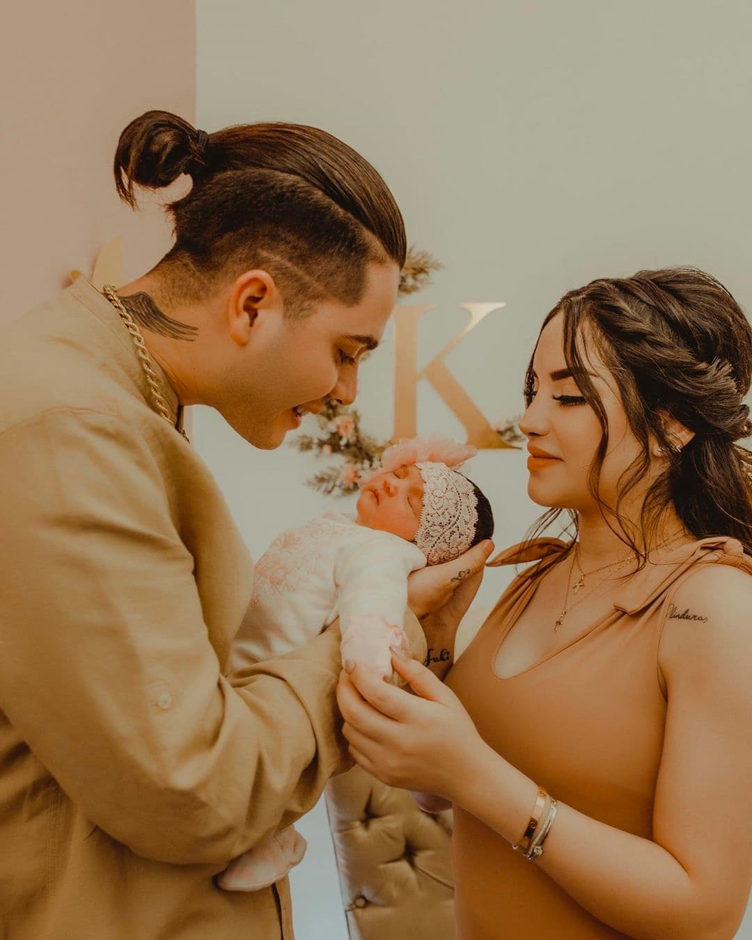 La historia de amor de Juan de Dios Pantoja y Kimberly Loaiza ha sido complicada desde su comienzo. Tras una separación, el cantante compartió que habían regresado en noviembre de 2018 en su canal de Youtube, además de narrar cómo se conocieron.