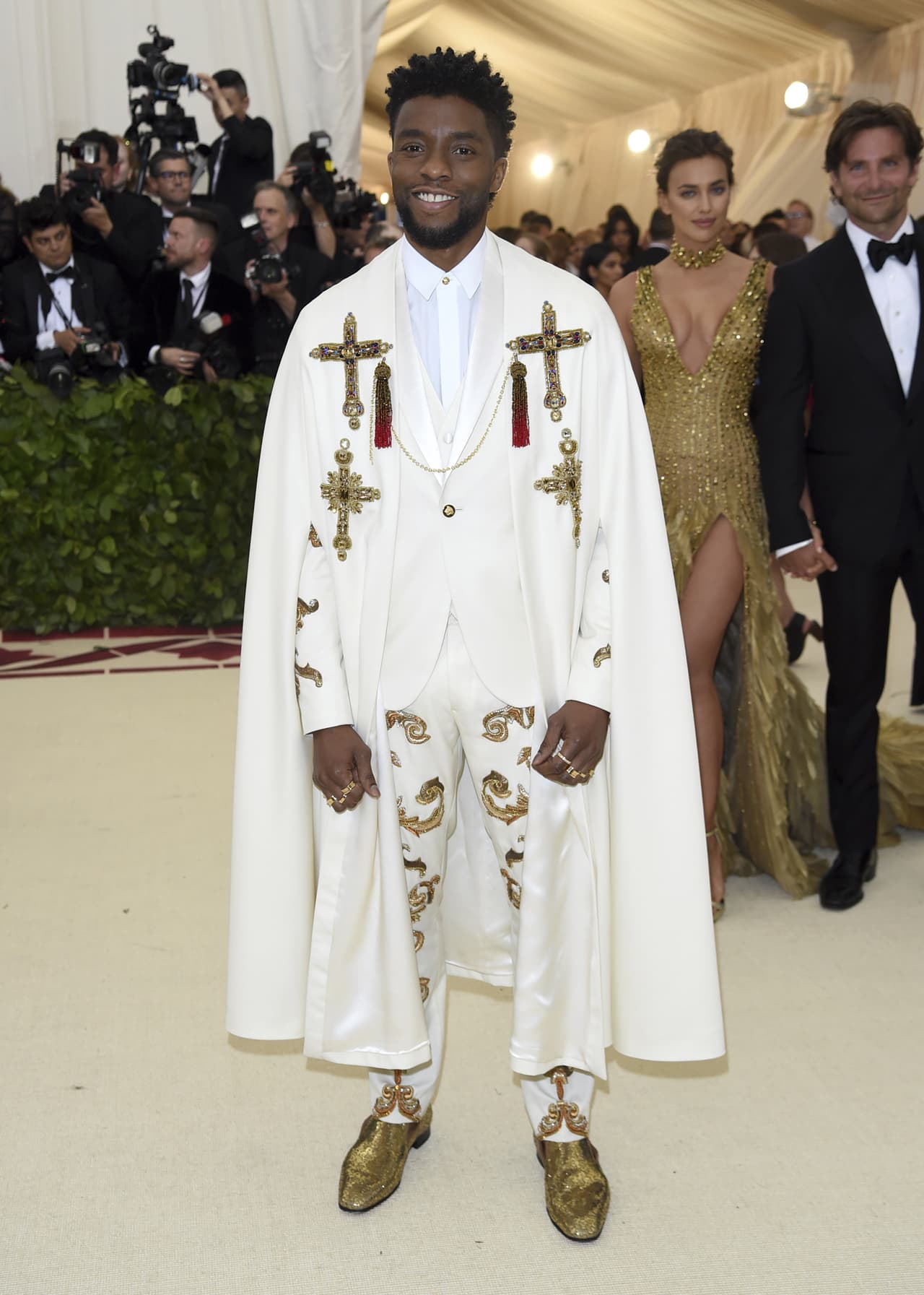 Chadwick Boseman, súper eclesiástico. Con un oufit de Versace.