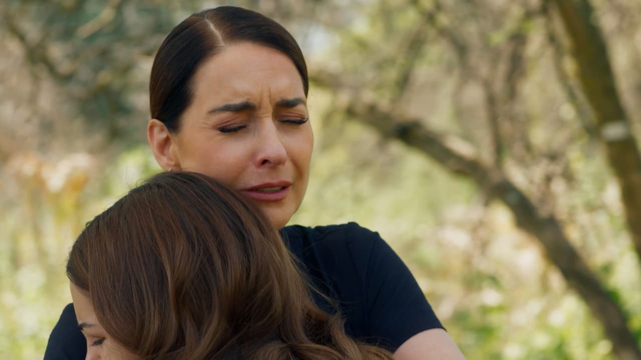 Belinda siente por primera vez el abrazo de su madre