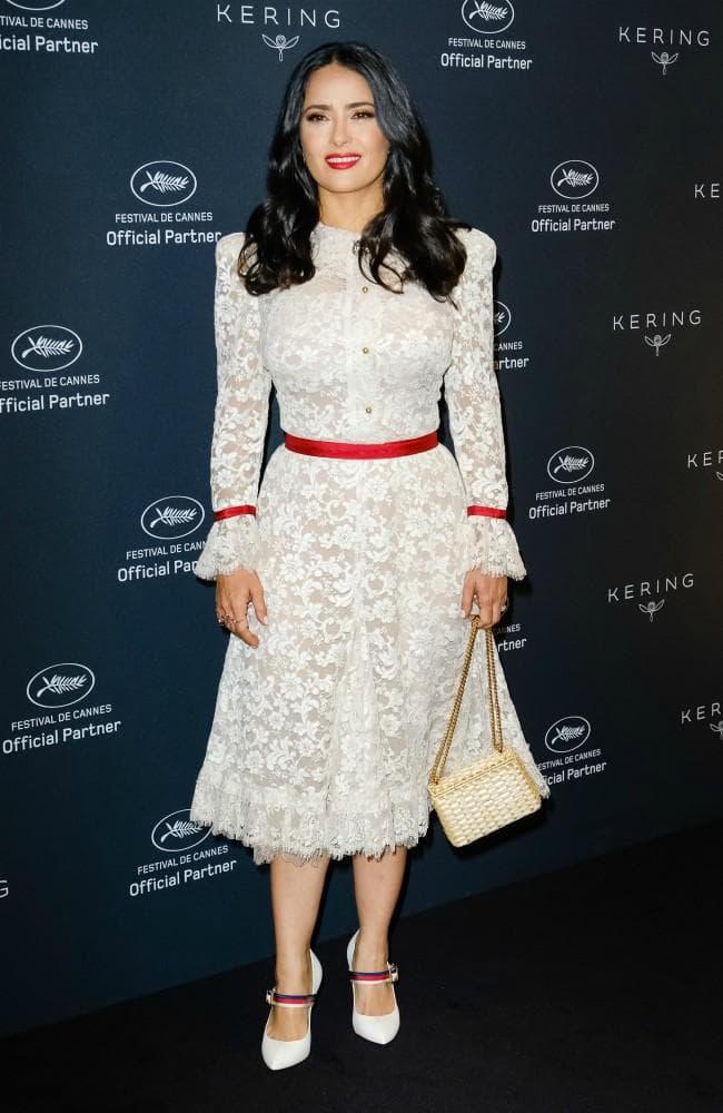 Salma Hayek ofrece disculpas por recomendar libro con tintes racistas