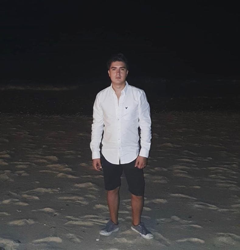 De acuerdo con Univision, el joven sigue en la actuación al igual que sus compañeros y aunque se ha enfocado en teatro, ha participado en programas unitarios de ‘La Rosa de Guadalupe’ y en comerciales.