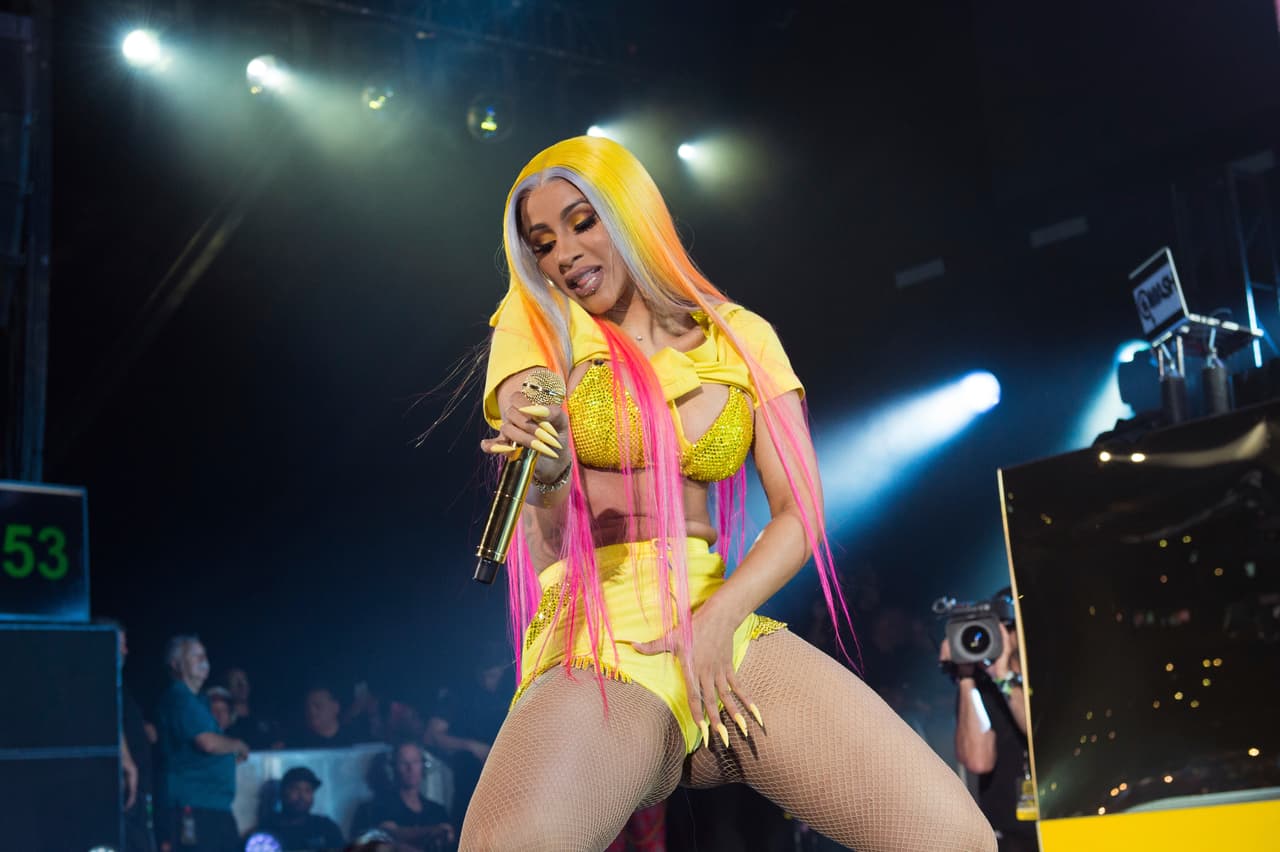 Cardi B utiliza uñas con una punta muy afilada, es un estilo común en la cantante estadounidense. En sus videos musicales es usual que ella aparezca haciendo movimientos de manos acentuados por sus estilizadas uñas.