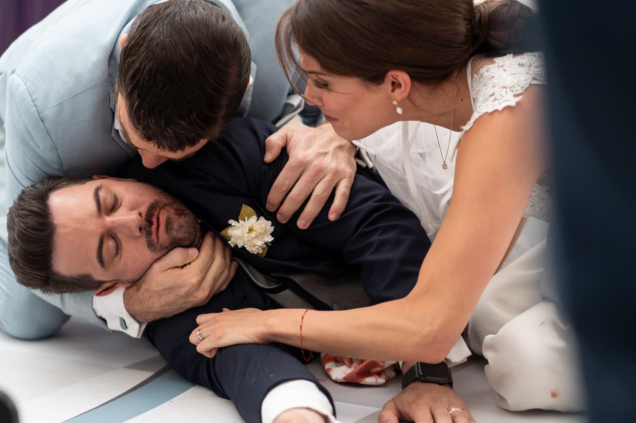 Patricio se desmaya a causa de un envenenamiento provocado por Ofelia; Regina está desesperada. ¿Qué pasará? Velo de lunes a viernes a las 8:30 pm. en 'Qué le pasa a mi familia?'.