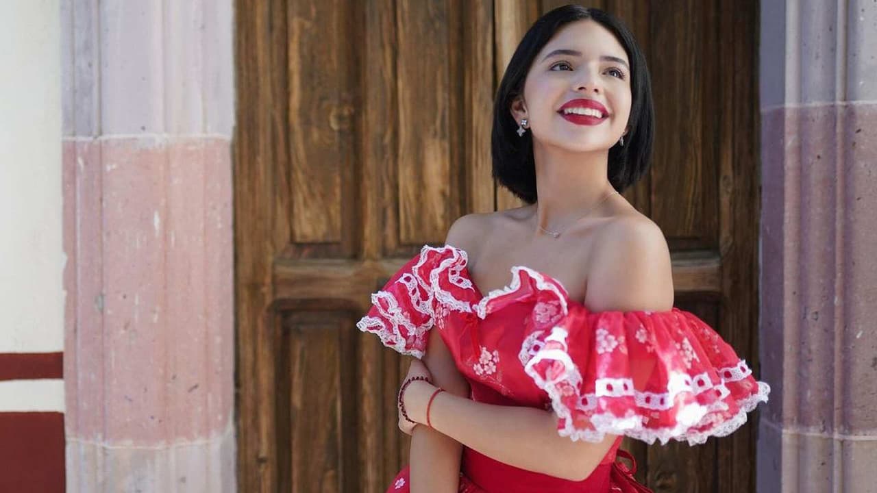 Así fue cuando Ángela Aguilar recibió un hermoso vestido michoacano