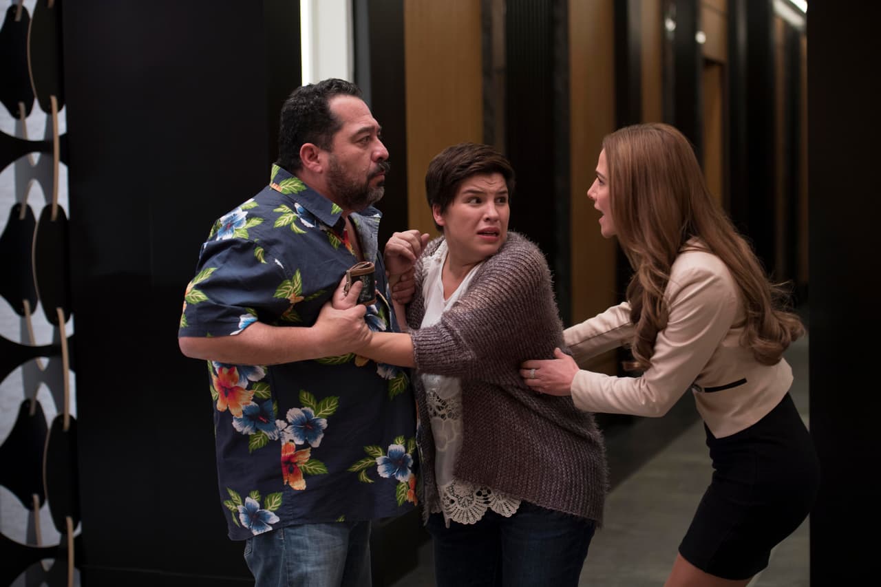 Olivia trata de evitar que Tomás lastime a Rosita.