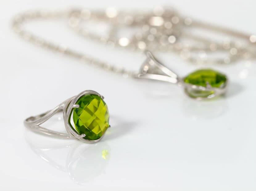 Virgo debes usar alguna joya de peridoto, pues es una piedra relajante que te ayudará a concentrarte solo en disfrutar el día más importante de tu vida.