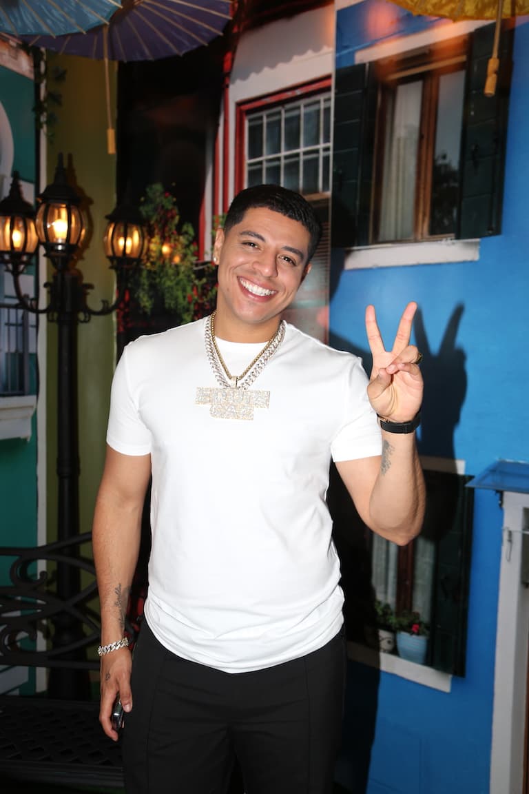 Eduin Caz compra lujoso avión y así lo presume en Instagram