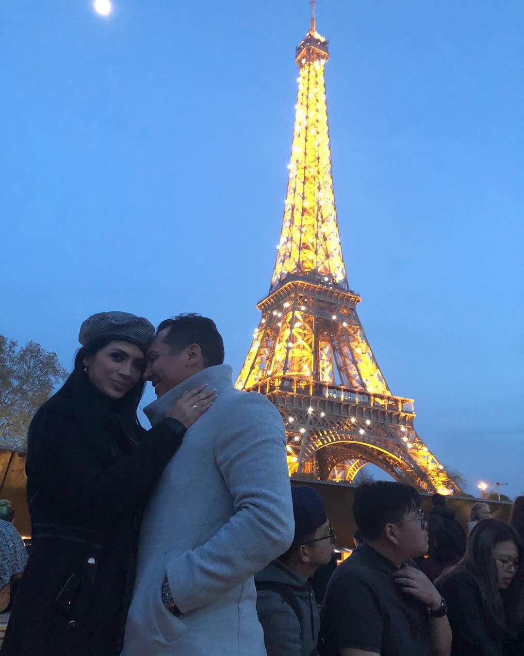 Una de las paradas obligatorias fue en la famosa Torre Eiffel donde posó con su prometida Kimberly Flores.