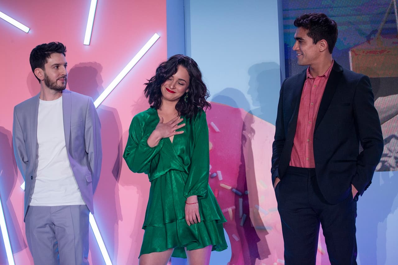 Sobre la temática de la serie, Dayren dijo que: "el amor moderno es aún más difícil ahorita todo es a través de los celulares tristemente, yo creo que esta serie es muy importante porque toca temas de sexualidad, de preferencias sexuales y eso es algo muy importante".
