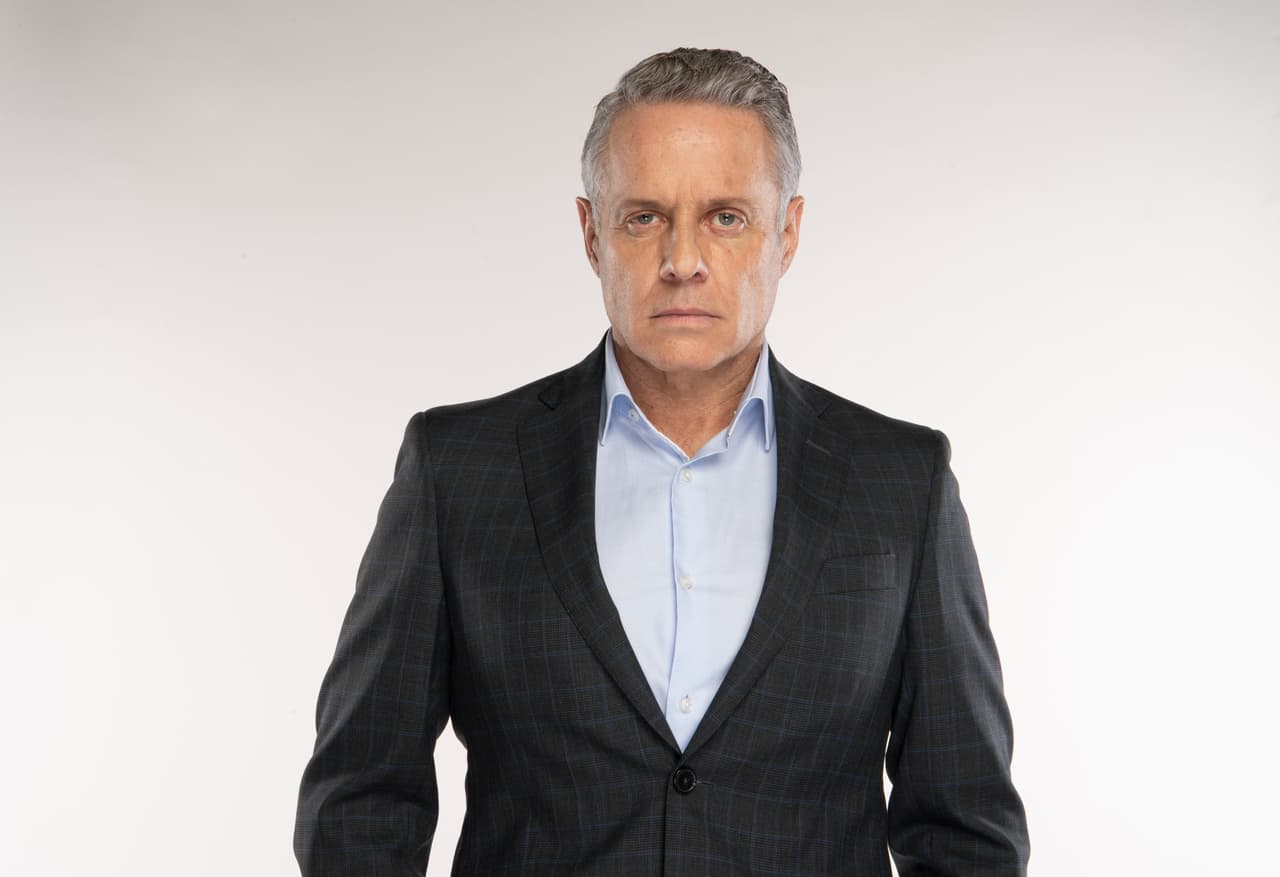 León Carvajal (Alexis Ayala). Magnate de los medios de comunicación en México, carismático, culto, mundano y de buen corazón.