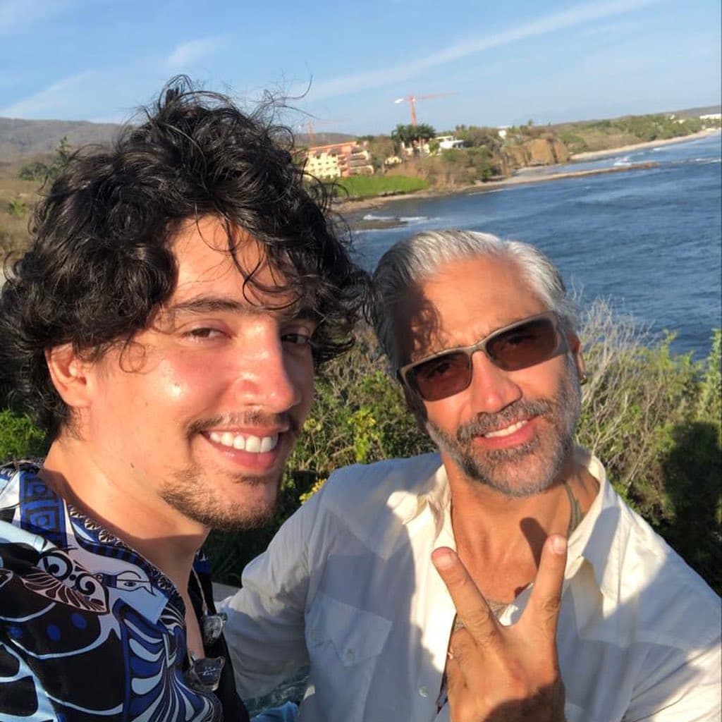"No puedo creer lo rápido que pasa el tiempo y lo orgulloso que me siento cada vez que volteo a verte. Gracias por elegirme como tu padre y gracias por ser el maravilloso hijo que eres. Dios te bendiga y, aunque sigas mis pasos, encuentra los tuyos para crecer y siempre ser feliz a tu manera. Te amo hijo. A celebrar con sana distancia! Jaja", posteó "El Potrillo" en su Instagram oficial.