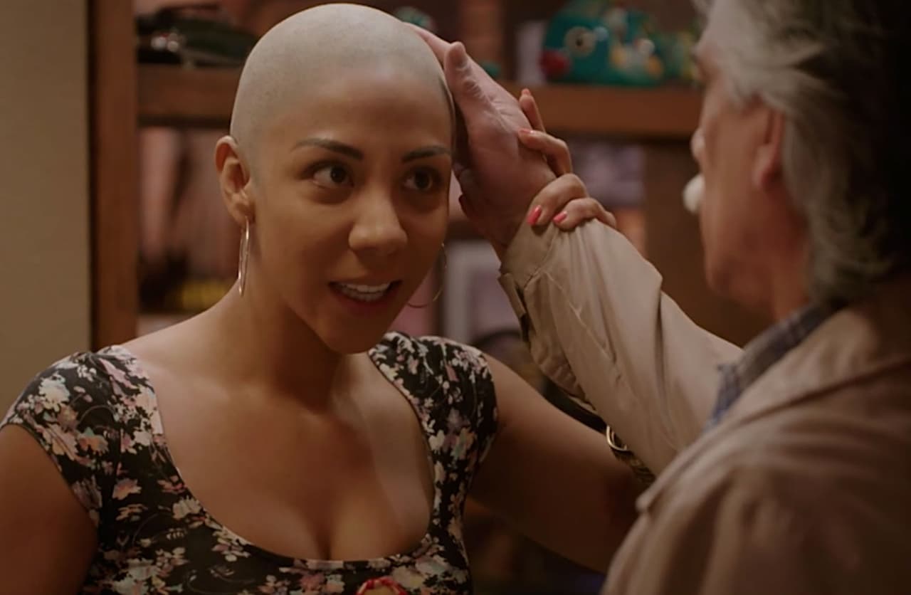Flor Ivonne decidió raparse después de la noticia que se le iba a comenzar a caer el cabello, y Nerón se puso algo triste, pero al mismo tiempo, le demostró el amor profundo que siente por ella.6F6E6963}