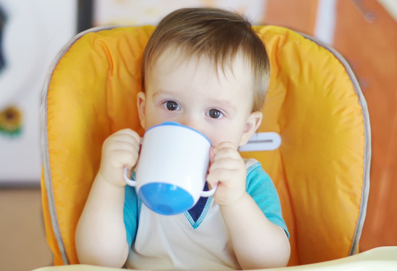 ¿Cuál es la importancia del vaso entrenador en el crecimiento de los niños?