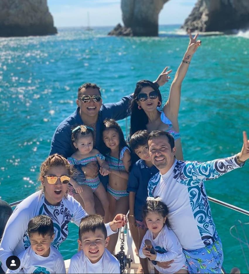 En dicho viaje, la pareja visitó algunos de los lugares más populares de México en compañía de Chuy y Naye, a quienes describió como sus padrinos. “Esos amigos que llegan y se vuelven parte de tu vida de una manera distinta. A nuestros padrinos, los queremos mucho y vamos por más cosas juntos”, escribió Edwin.