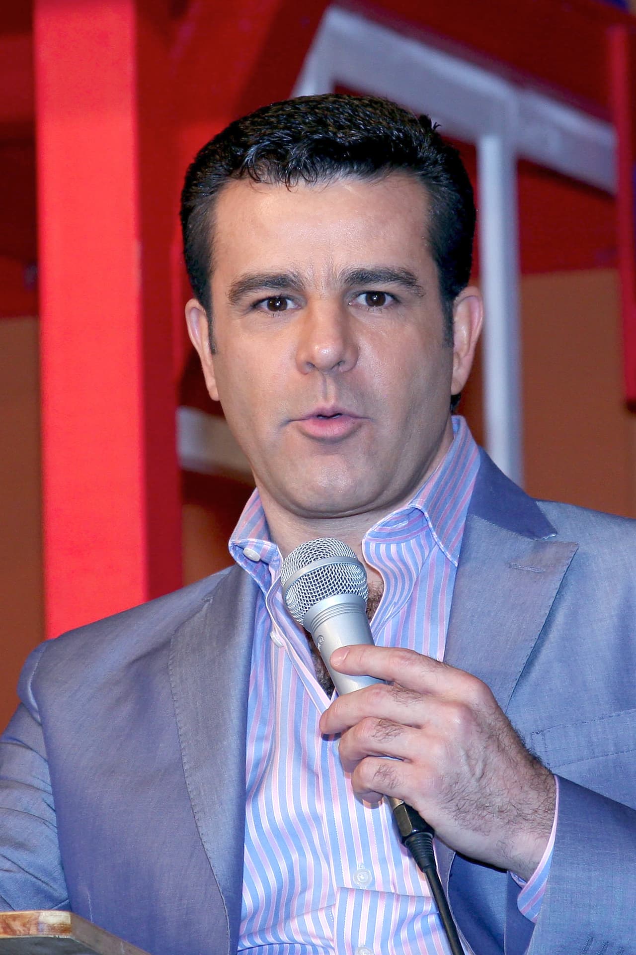'Peregrina', 'Fuego en la Sangre', 'En nombre del amor' y 'Soy tu Dueña' serían otros de sus proyectos actorales. Además, también incursionó como director y conductor de reality shows.