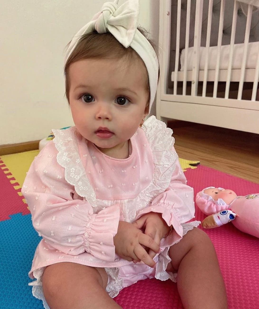 "La veo y me derrito, amo su carácter, es muy divertida y toda una ternura", publicó la actriz el pasado 4 de abril con una tierna imagen de su pequeña.
