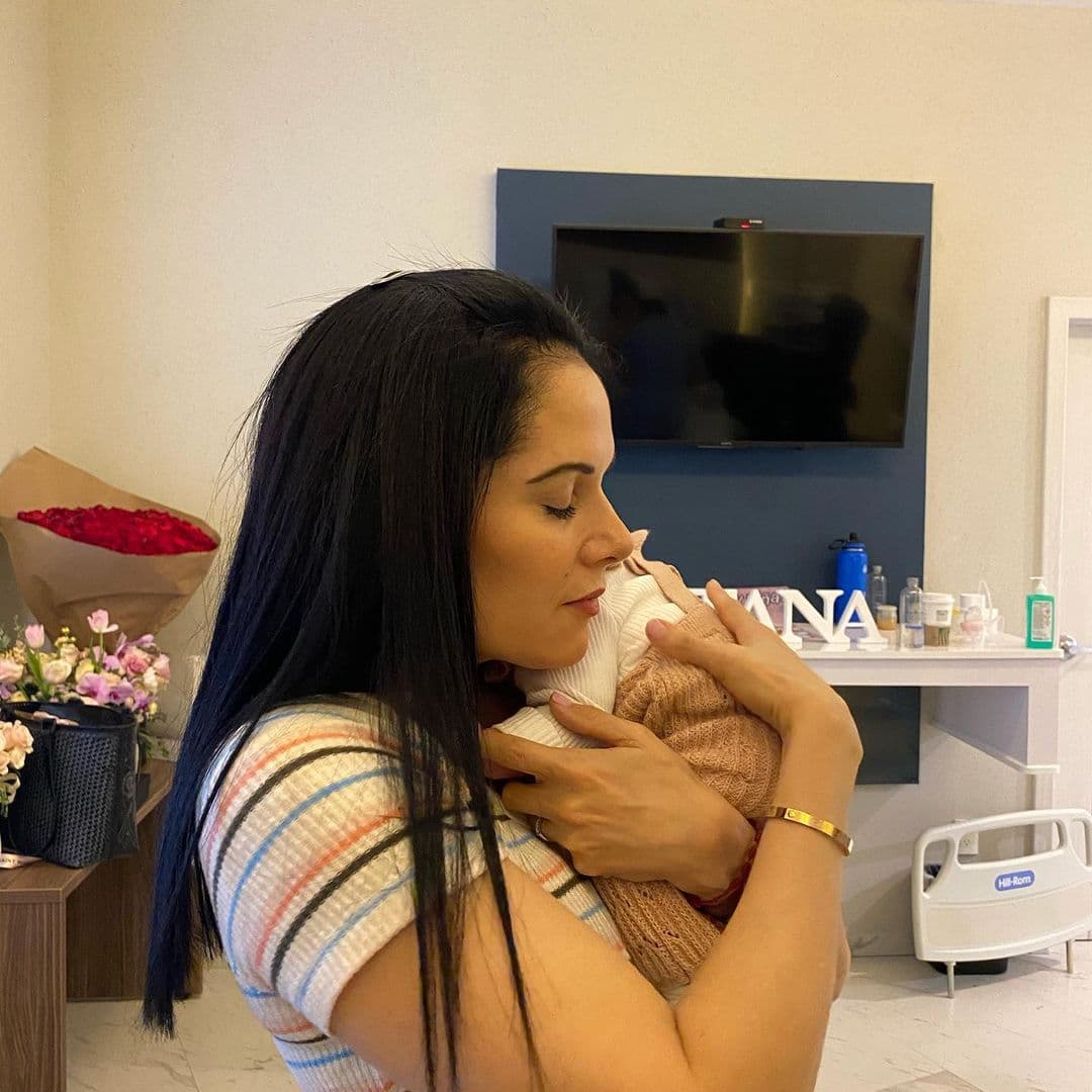 “¡Este sentimiento se vuelve indescriptible! ¡¡¡Estoy loca de amor!!! ¡¡¡Bienvenida Cayetana, has llegado a transformarnos la vida!!! ¡Bendiciones y más bendiciones! Gracias Dios”, anotó.