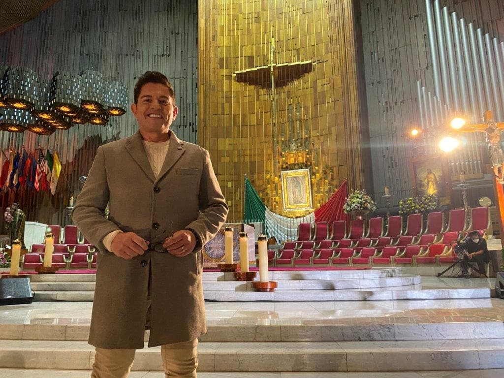 Julieta Lujambio dio la bienvenida a Ernesto Laguardia, quien después de vivir unos años en el extranjero, regresa a México y a esta bella transmisión en la que destacó que en todo este tiempo la presencia de la Virgen de Guadalupe estuvo en toda su familia. El actor dio voz a tantos millones de fieles que al igual que él, agradece para pedir por sus hijos.