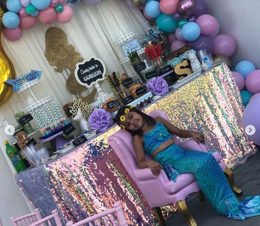 “Su felicidad llenó toda la casa. El año pasado no pudimos celebrarla con la familia porque estábamos en la Ciudad de México. Este año nuestros amigos y familia la hicieron sonreír. Mil gracias por celebrar los 6 años de nuestra Sammy Chay”, escribió Rosie en su publicación que alcanzó más de 23 mil likes en Instagram.