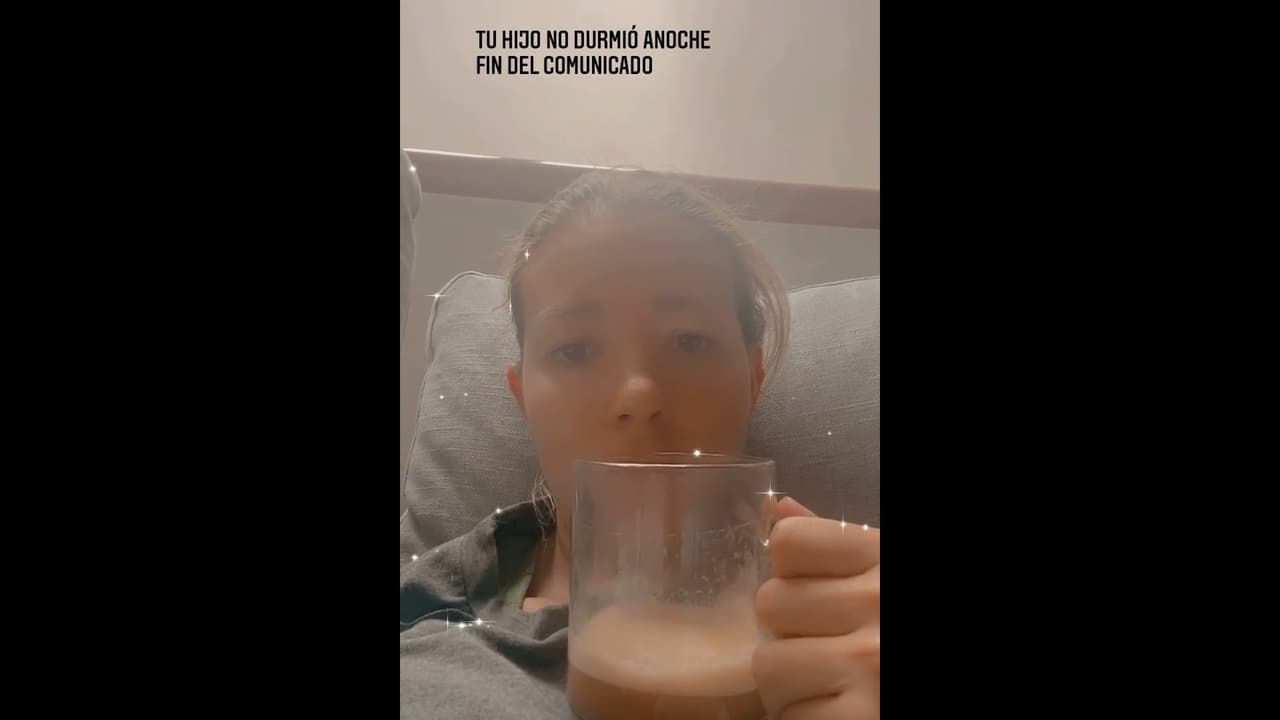 “Tu hijo no durmió anoche. Fin del comunicado”, señaló en una imagen donde aparece tomando café y con algunas ojeras.