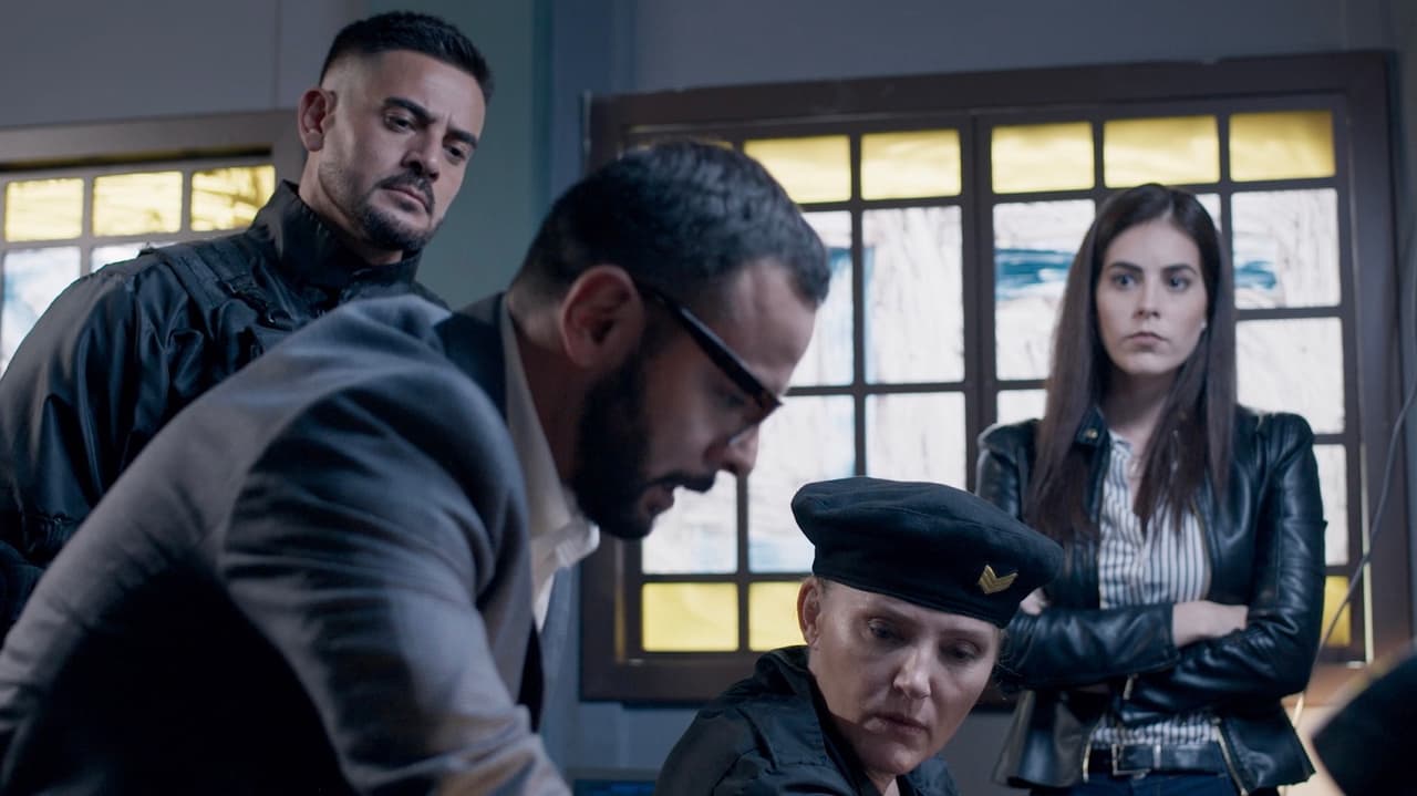 Por su parte, Andrea (Jackie Sauza) busca la manera de ayudar a Manu para que Escamilla no lo encuentre y lo mate.