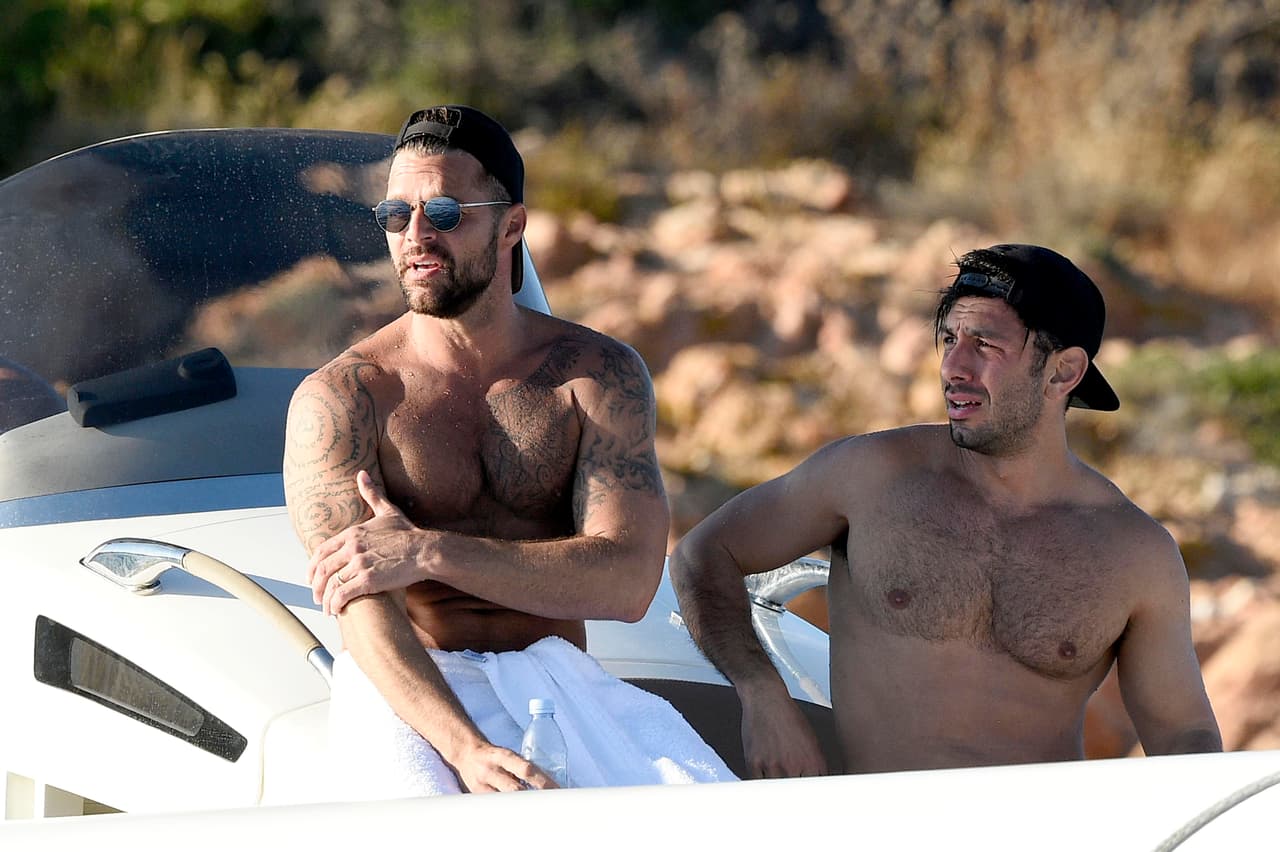El astro boricua se toma unas vacaciones al lado de su esposo Jwan Yosef en Sardinia, Italia.