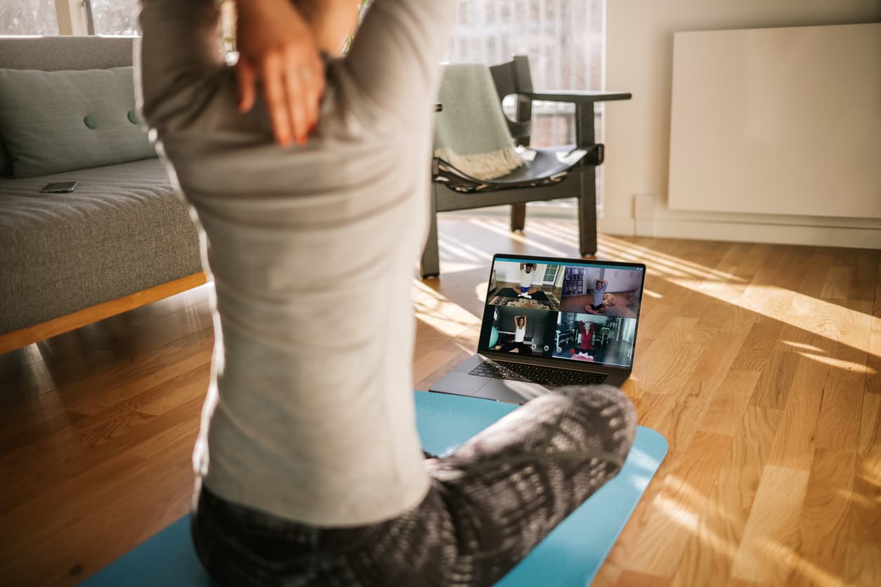Clases de YogaEl yoga puede ser una excelente opción para llenarte de energía, aumentar tu concentración y tener mejor estado de ánimo. Hay varias plataformas online para ello, como Gaia, el cual encuentras sencillos filtros para seleccionar la clase ideal con la duración, objetivo, nivel o estilo que se prefiera. Con profesores de renombre mundial, su costo en más bajo que un acudir a un centro presencial.