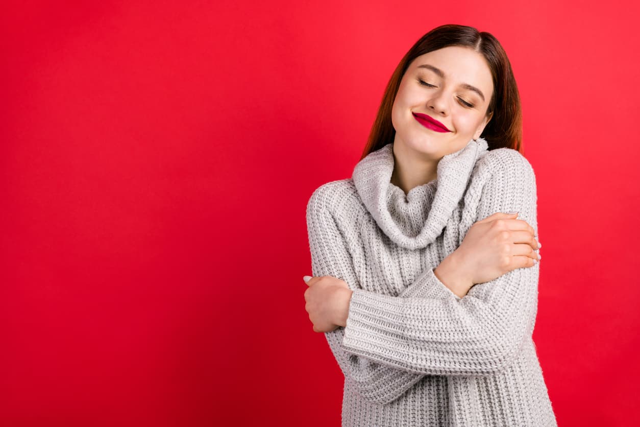 Suéter tejido. Es un clásico eterno y elegante, pues ayuda a crear un montón de cómodas combinaciones; elige tonos suaves.