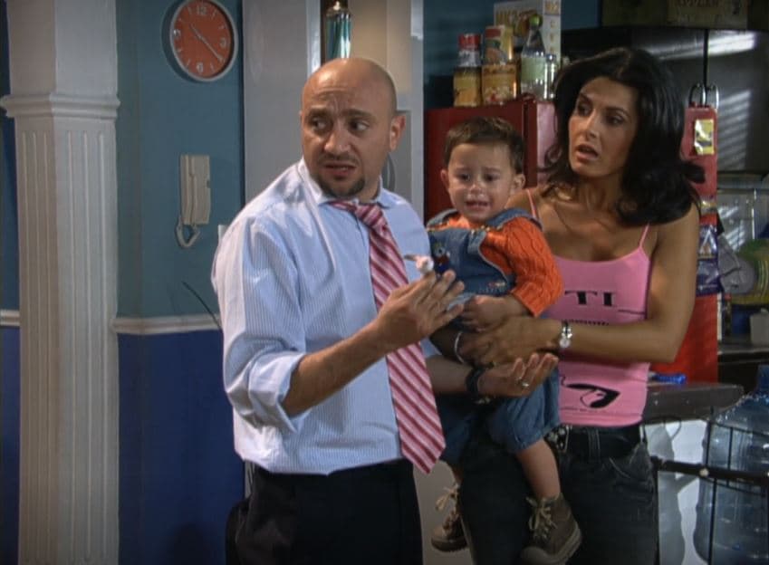 Luisito llegó en el primer capítulo de la tercera temporada de 'Vecinos', llamado: 'Un embarazo embarazoso'. Paola, la ex novia de Luis, se lo encargó a éste y no volvió hasta tiempo después por él.