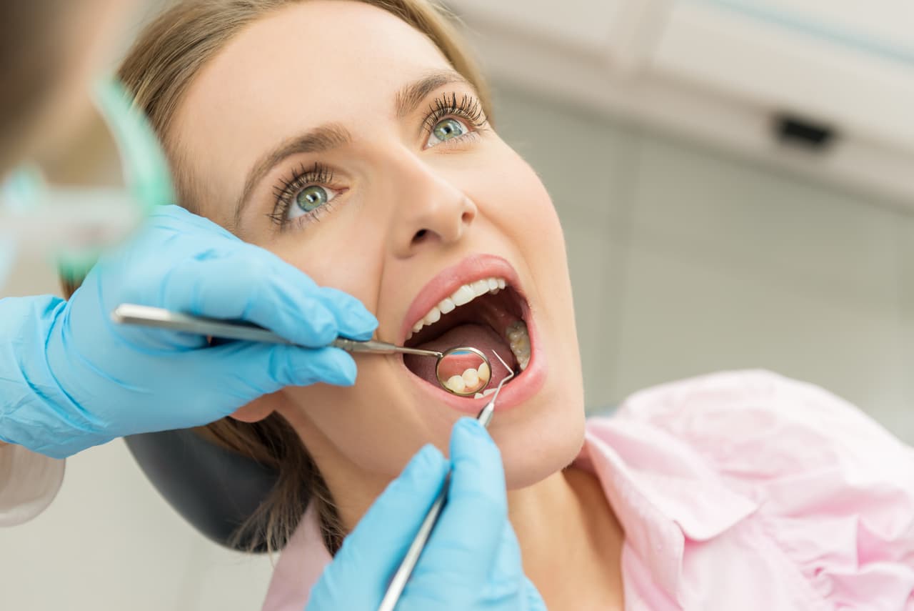Así como por enfermedades en las encías, presencia de caries, sinusitis u otros problemas relacionados con la nariz, según el sitio Medline Plus.