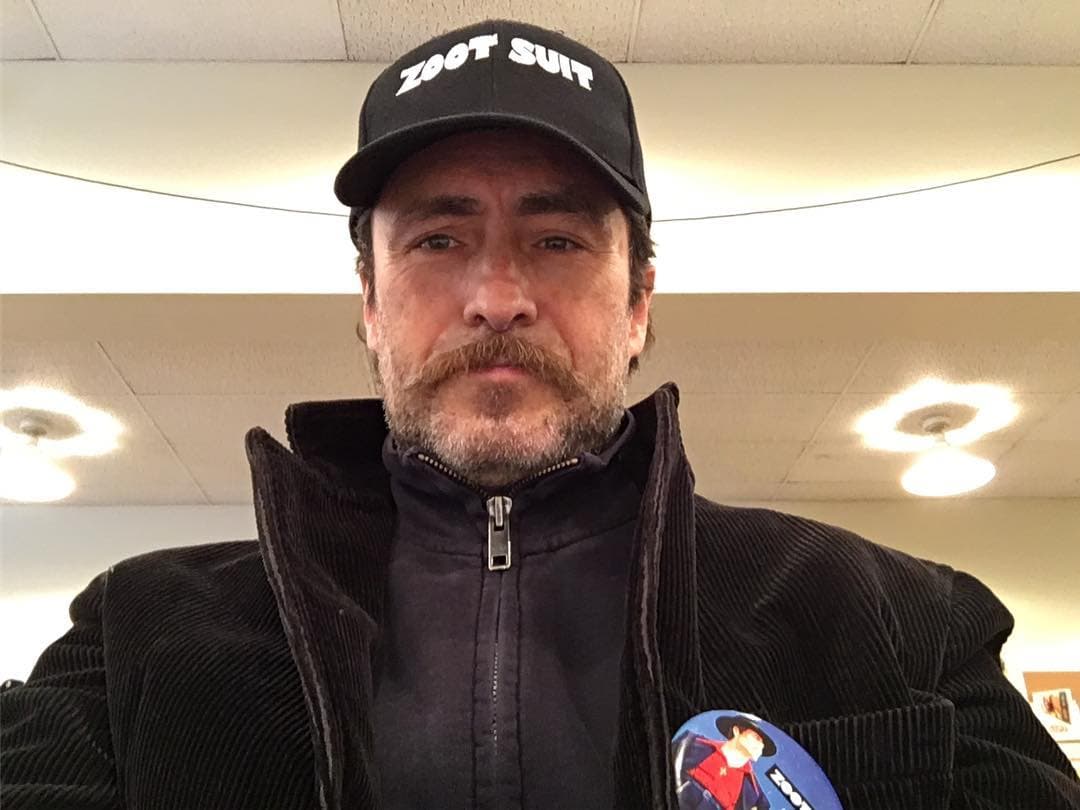 Demián Bichir llama a votar por 'ya sabes quién'