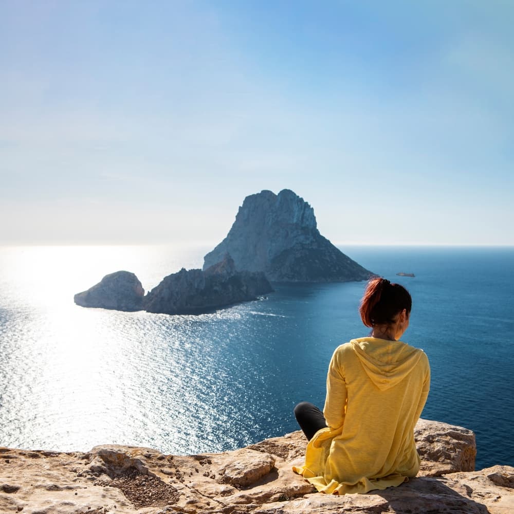 Mujer viendo el mar