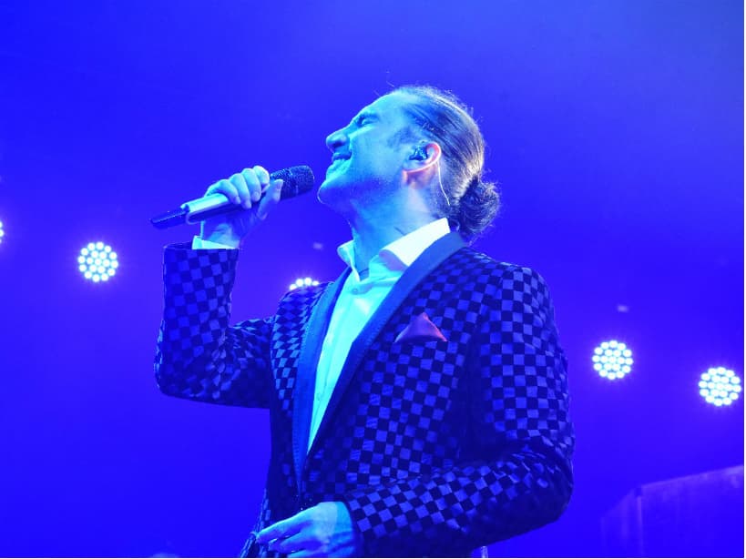 El cantante comenzó la velada con el romanticismo de algunas baladas.