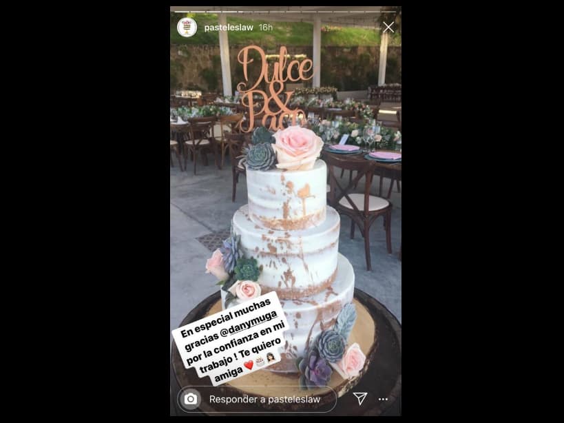 Mientras que el pastel, de tres pisos, estuvo a cargo de Pasteles Law. De acuerdo con la Chef Internacional especializada en Repostería, éste fue de betún con queso crema.