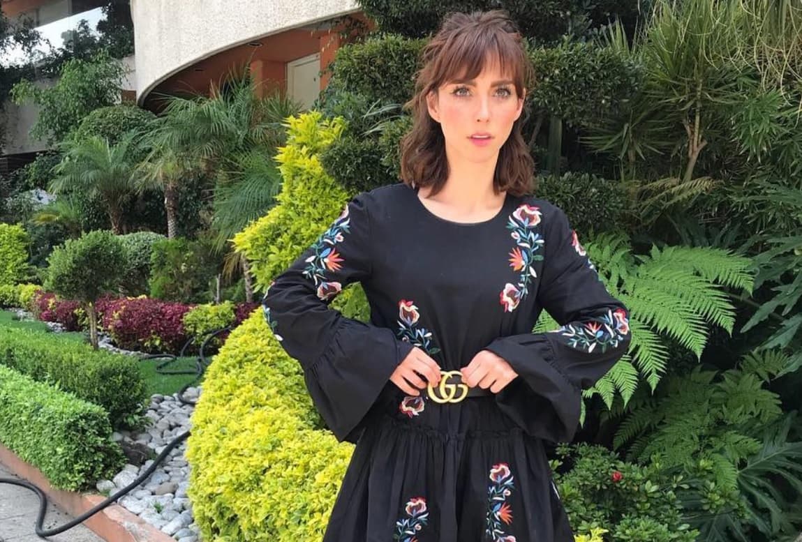 Natalia Téllez deja ver las pecas que tanto oculta en pantalla