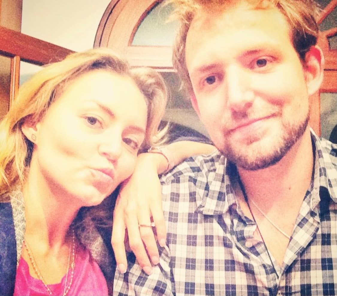 Así es como la actriz, ha permitido que sus seguidores en redes sociales vean cómo es su relación con su hermano Arnaud, quien además es muy parecido a ella.